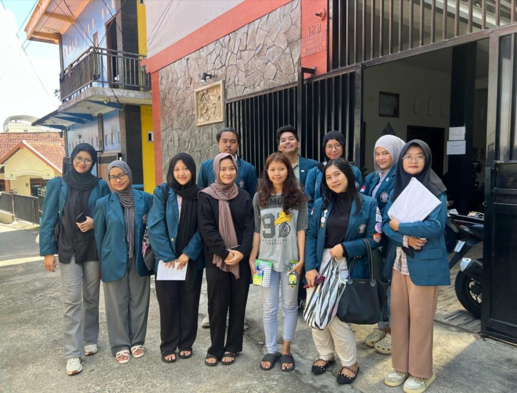 Kelompok 4 Tim KKN-T 117 melakukan sosialisasi Program KKN dengan penghuni indekos sebagai upaya dukungan higienitas dan sanitasi air bersih dengan prinsip WASH.